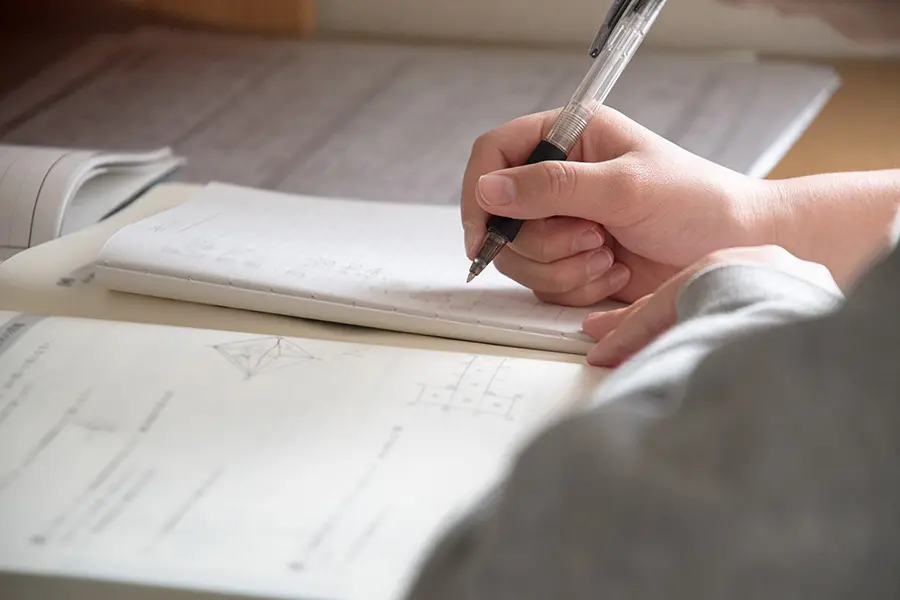 問題を解いている学生の手元