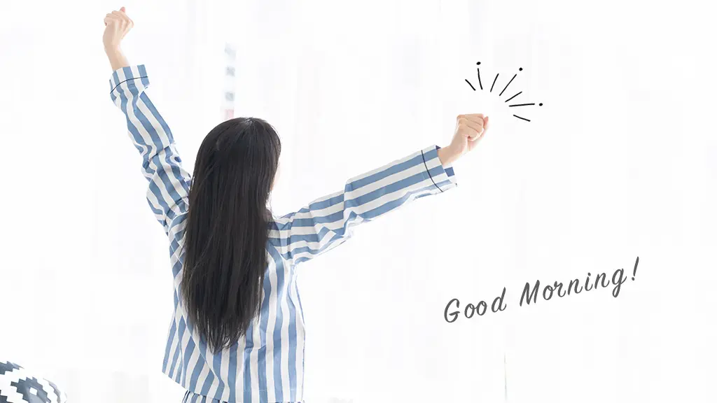 十分な睡眠を取った女性が朝日を浴びている