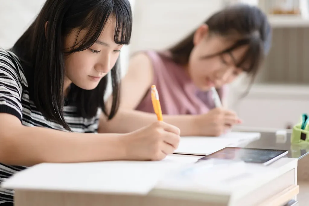 二人並んで学習をする女子学生