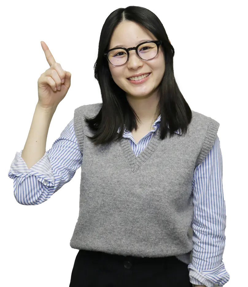 写真：女の人が人差し指を立てて笑っている