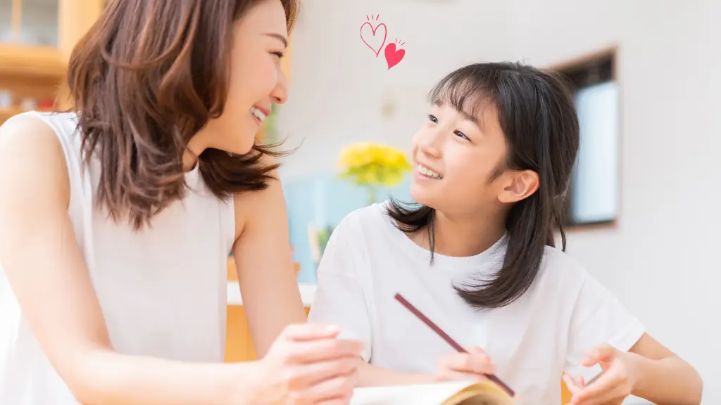 楽しそうに会話をする母親と娘