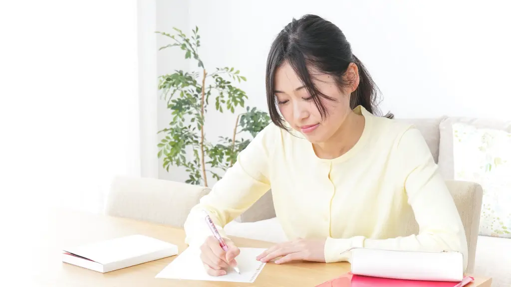 自宅で学習をする女性