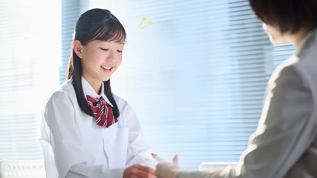 女性の家庭教師に教えられている女子学生