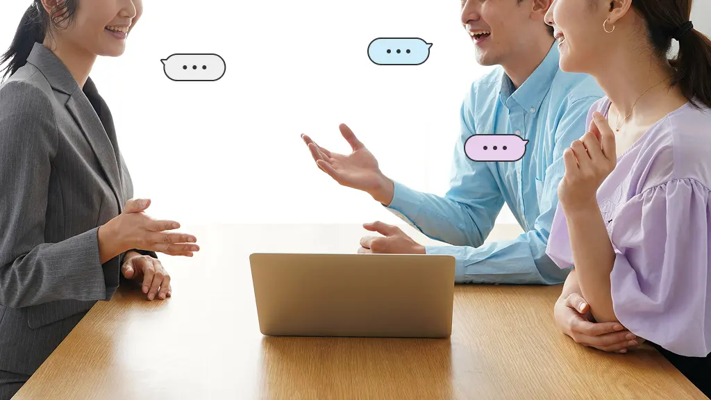 家庭教師と保護者が笑顔で話し合っている