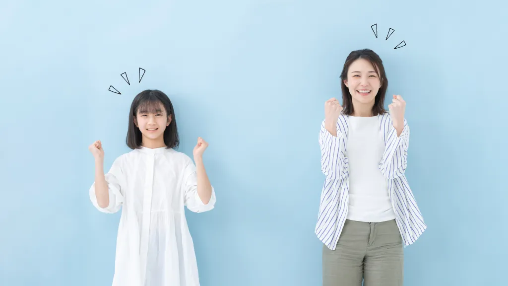 笑顔でガッツポーズをする親子
