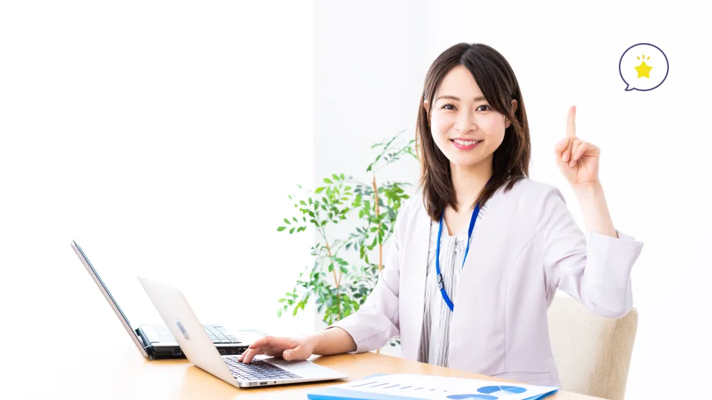 笑顔で人差し指を立てるオンライン家庭教師