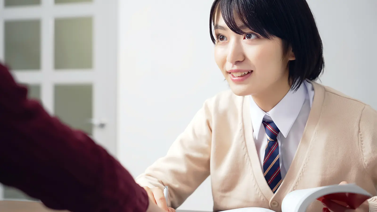 家庭教師に勉強を教えてもらっている生徒
