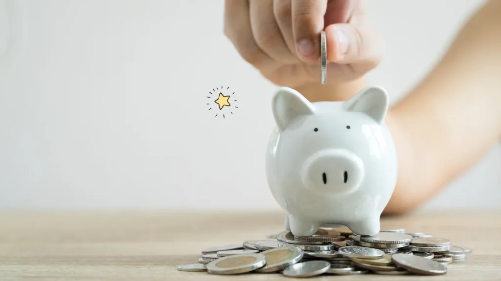 ブタの貯金箱にコインを入れて節約する様子